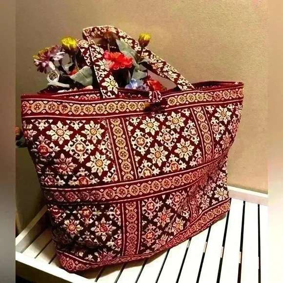 Vera Bradley Handbags - Vera Bradley Bucket Tote Bag Waomens Medium Retired Medallion 2006 Quilted Purse